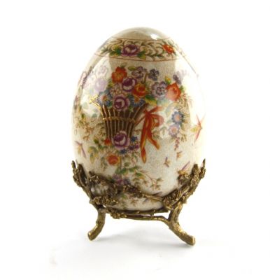 flower design egg with brass stand, art 0666070